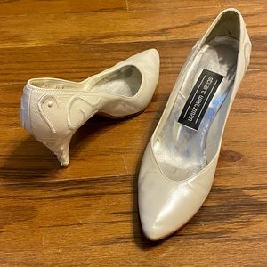 Stuart Weitzman Vintage Pearlized White Embroidered Pearl Pumps 5 1/2
